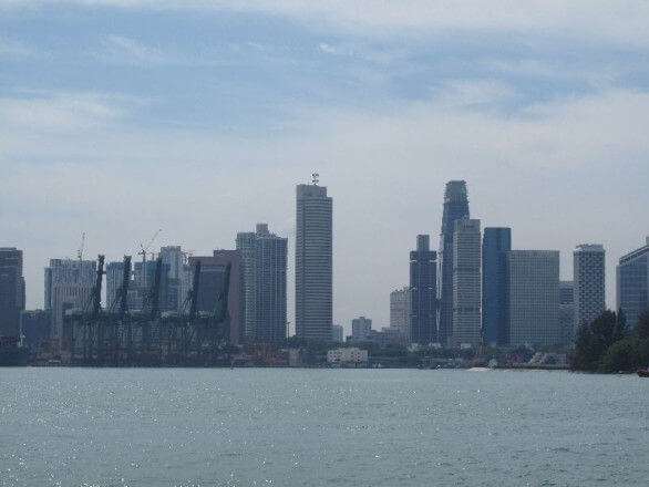 Singapur Skyline mit Lastkränen