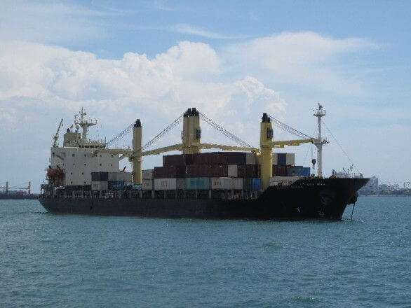 Containerschiff vor dem Hafen in Singapur