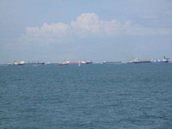 Schiffe vor dem Hafen von Singapur